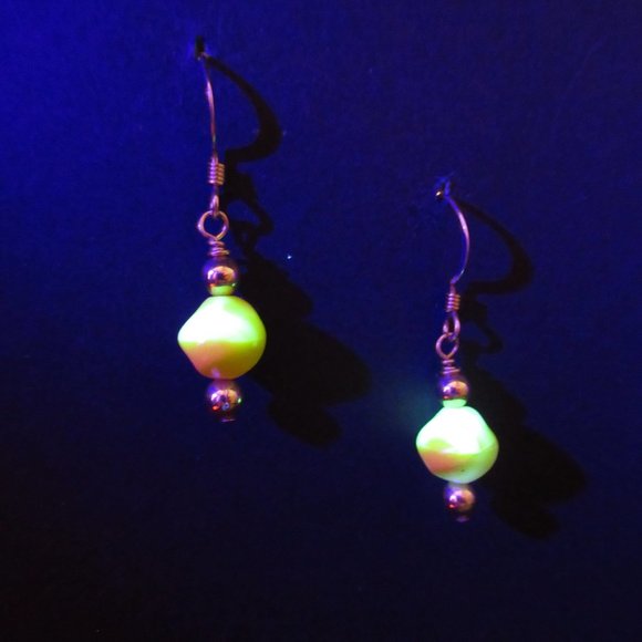 Uranium glass bead earrings - Picture 11 of 16